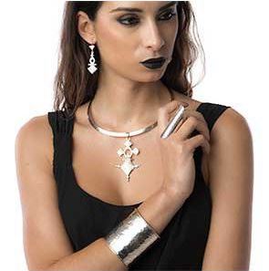 Porter des bijoux ethniques en argent pour un look tendance !